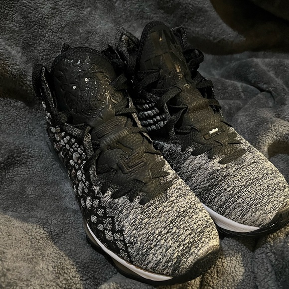 NIKE LEBRON 17 BLACK WHITE - Picture 4 of 10